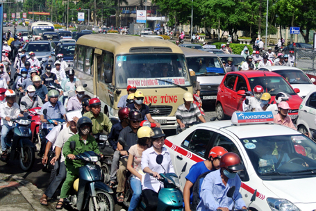 Cảnh sát không được dừng xe đang lưu thông để kiểm soát, xử lý hành vi không sang tên đổi chủ.
